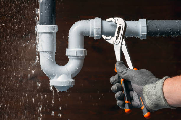 Professional Emergency Plumber technician working in Crabtree, OR